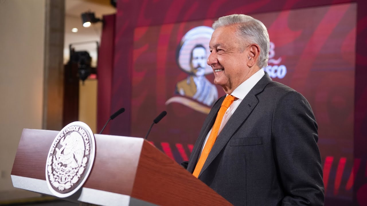 AMLO invita a jóvenes a no renunciar a sus principios