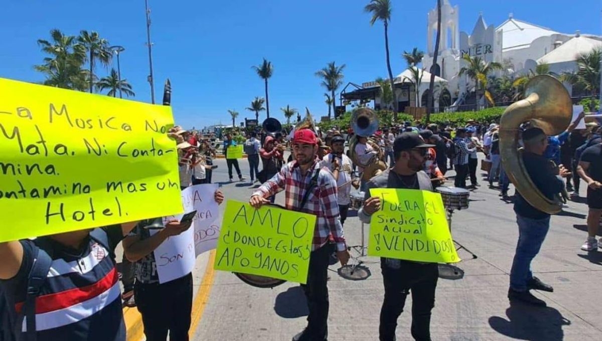 Presidente AMLO defiende el derecho de músicos de Mazatlán a manifestarse