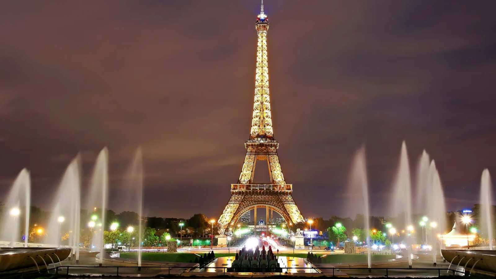 La Torre Eiffel cuenta con una icónica habitación de lujo en la cima