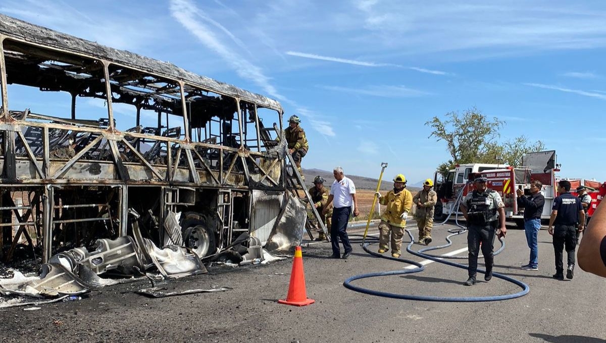 Incendio de autobús en Sinaloa deja cuatro muertos y múltiples heridos