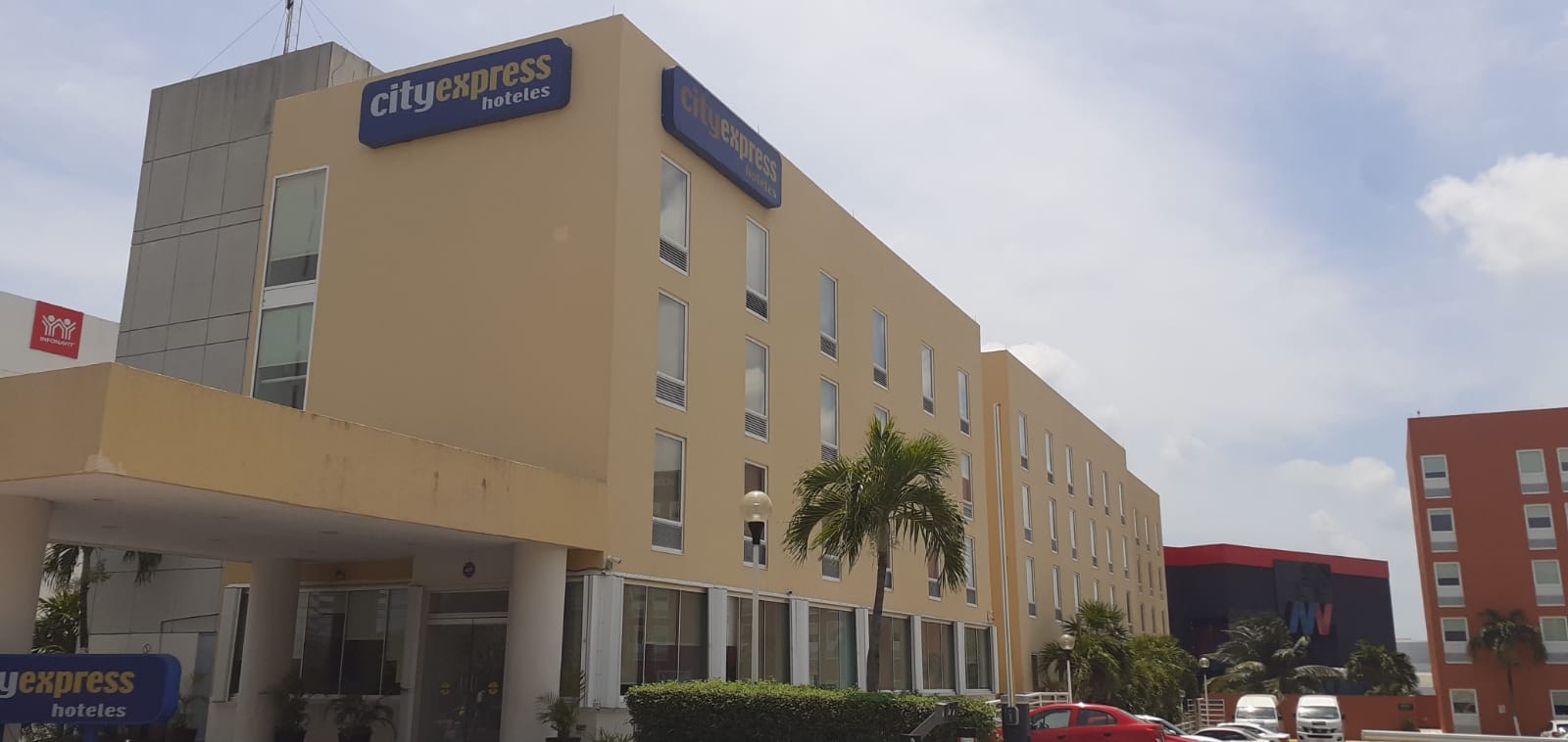 Turista británico se corta las venas en el hotel City Express de Cancún