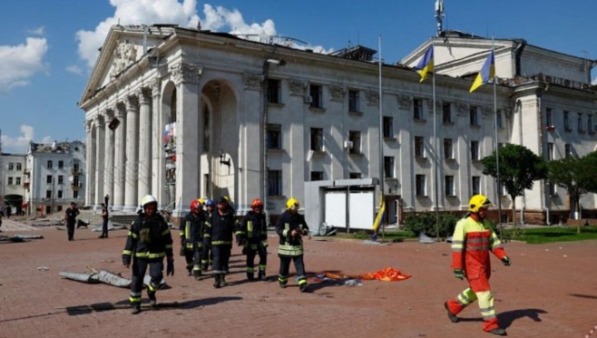 A través de un comunicado en sus redes sociales, el presidente de Ucrania compartió la trágica noticia del ataque a Cherníguiv y extendió sus condolencias a las familias de las víctimas