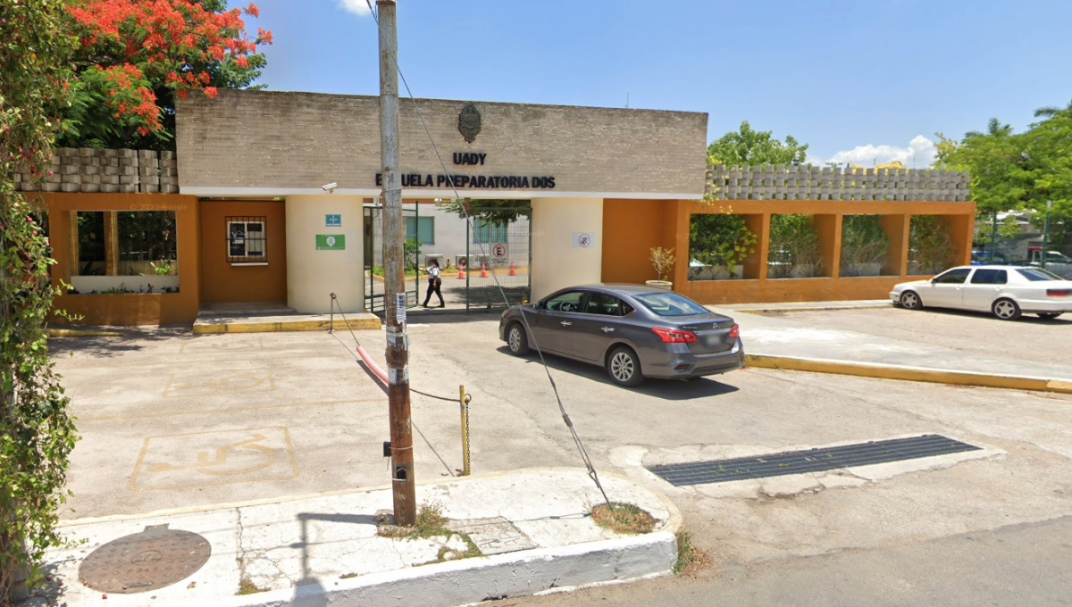 Mérida: Exhiben a maestro de la Prepa 2 por ofrecer calificaciones y "diversión" a sus alumnas