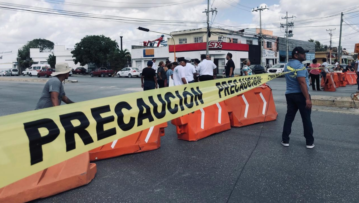 Vecinos bloquean la avenida José López Portillo en Cancún; exigen colocación de semáforos