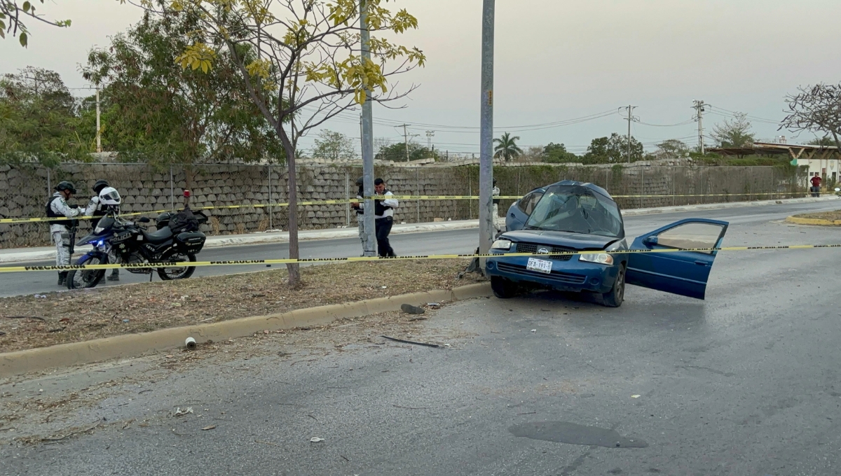 Automovilista queda prensado al chocar contra un poste en Campeche: EN VIVO