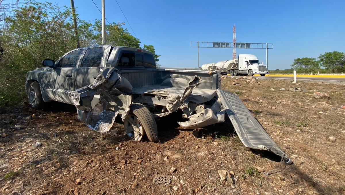 Trailero embiste una camioneta estacionada en la vía Campeche-Mérida