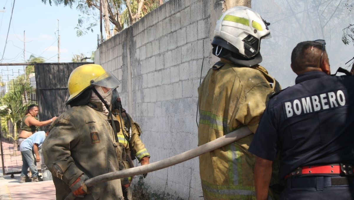 Vecinos ayudaron a los oficiales a mitigar el incendio en Mérida