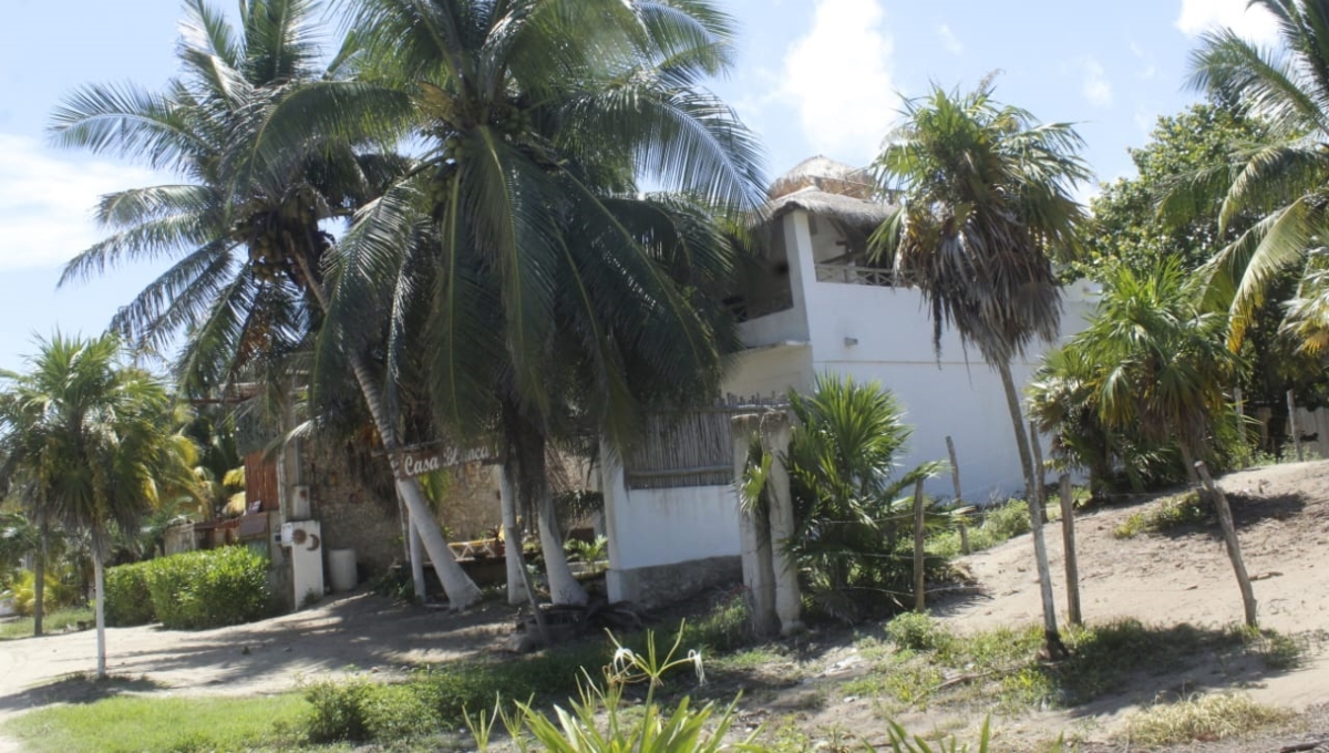 Palapas, cercas y camastros que invadan las playas de El Cuyo serán incendiadas