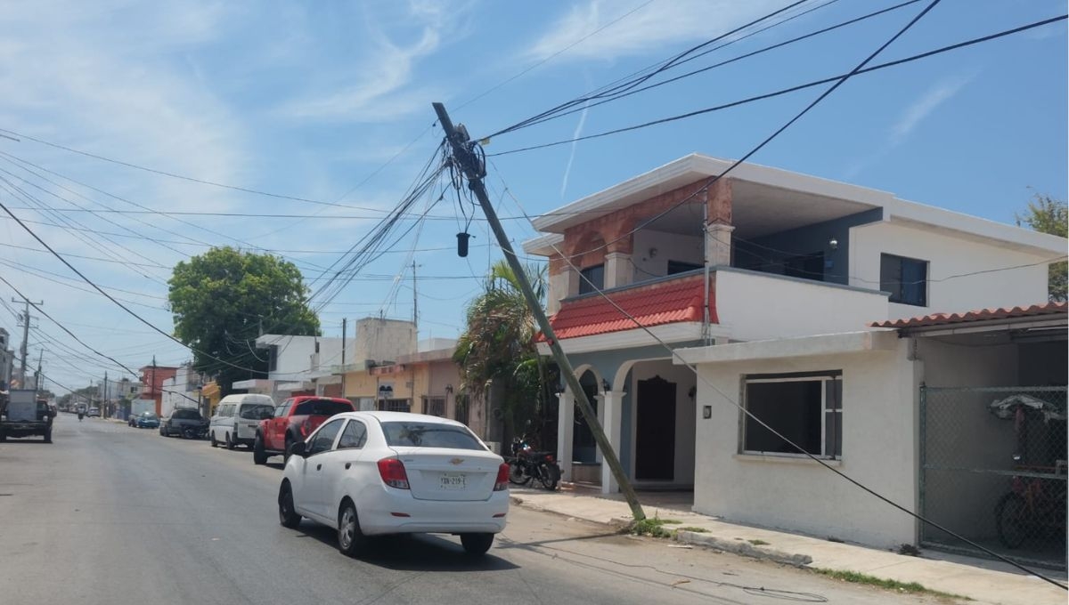 Así terminó el poste en la colonia Vicente Guerrero de Progreso