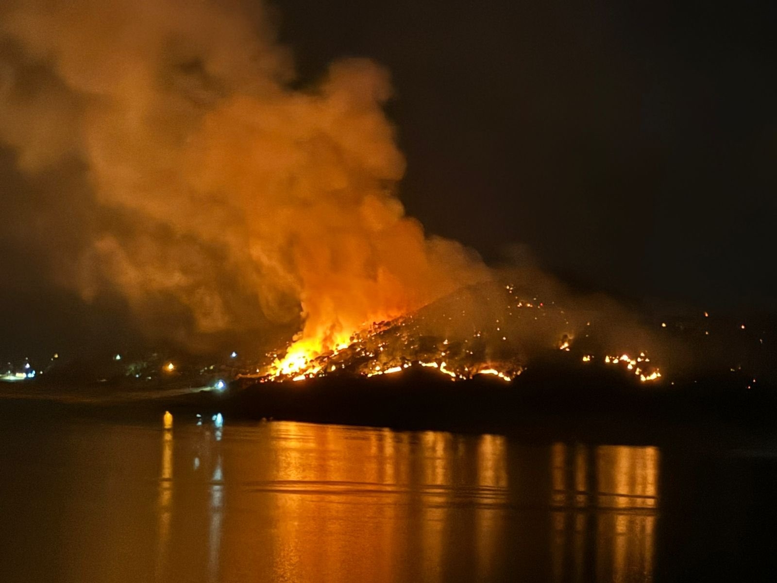 En redes sociales usuarios denuncian que las autoridades mexiquenses y del municipio de Valle de Bravo no han actuado con prontitud para atacar incendio forestal