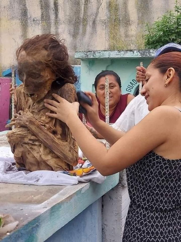 Comunidades de Campeche que  limpian los huesos de sus  difuntos