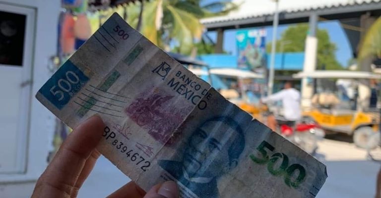 La mujer fue descubierta cuando pagaba con un billete falso