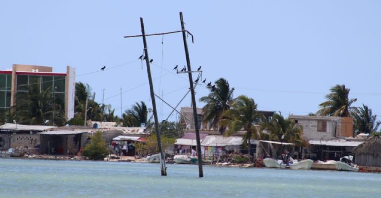  Hallan cadáver flotando en el mar    de Isla Arena 