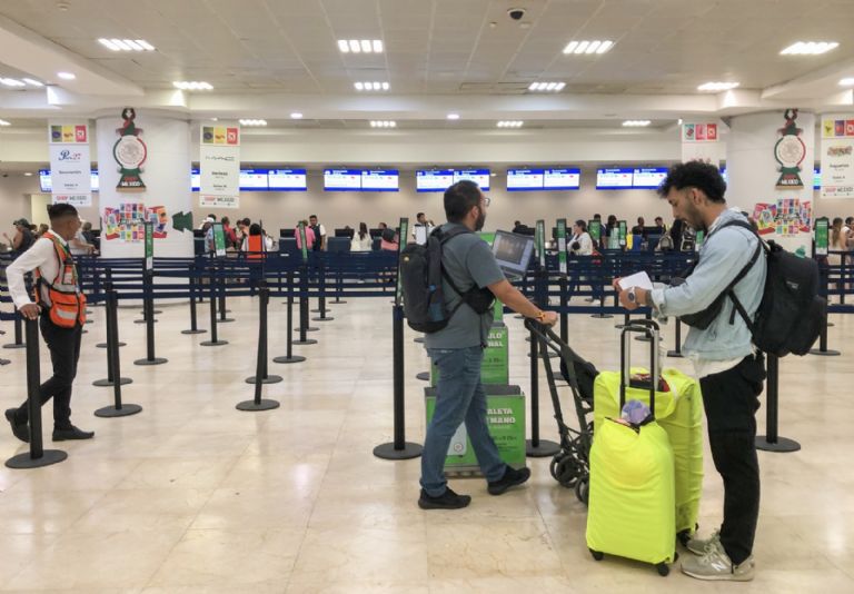 Pasajeros Del Aeropuerto De Cancún Denuncian A Vivaaerobus Por Sobrevender Vuelos Poresto 9372