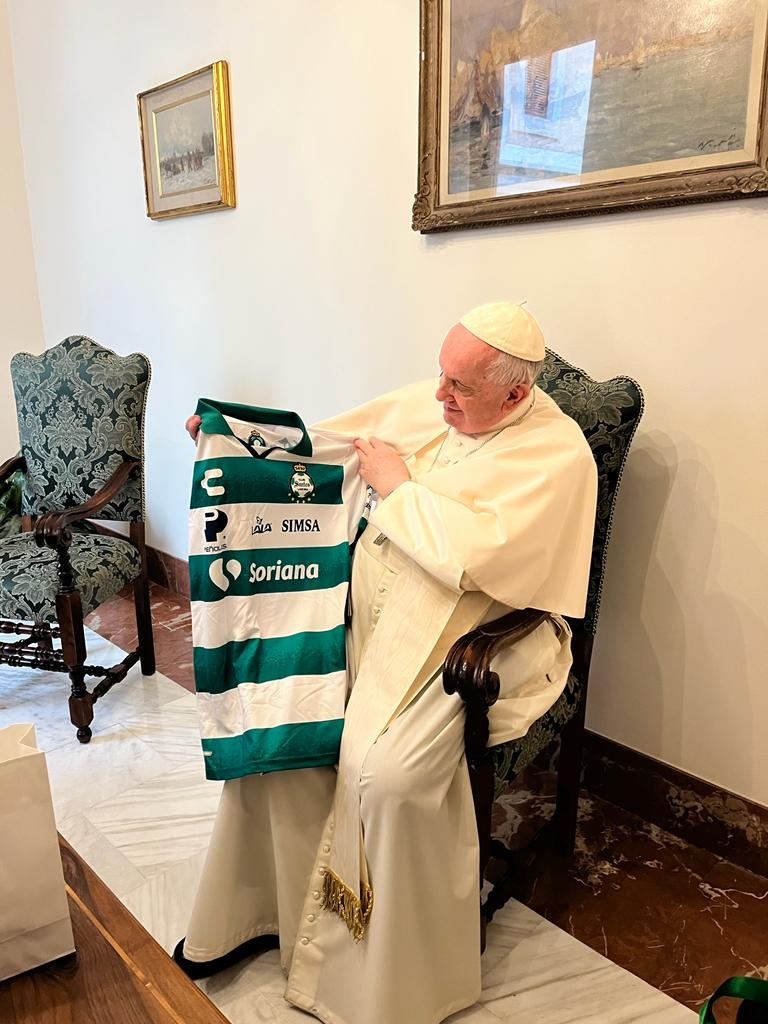 Papa Francisco Muestra Su Amor Por El Futbol Mexicano Al Posar Con Las Playeras De Estos Dos