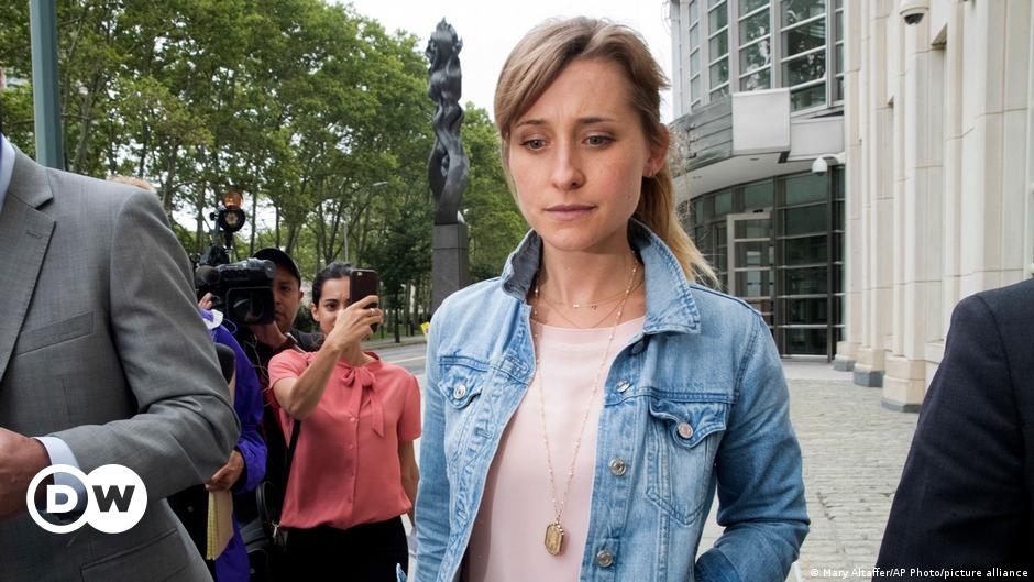 Allison Mack Actriz De Smallville Sale De Prisión Tras Ser Condenada Por Participación En