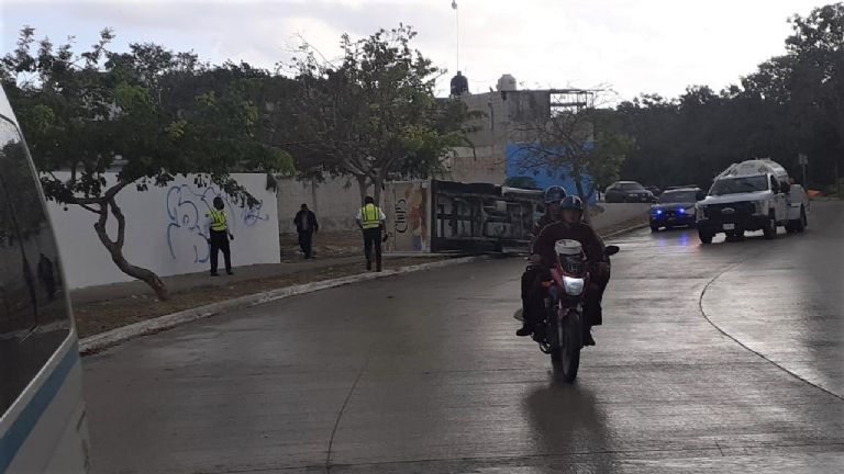 Camioneta de Barcel vuelca en el fraccionamiento Natura en Playa del Carmen  | PorEsto