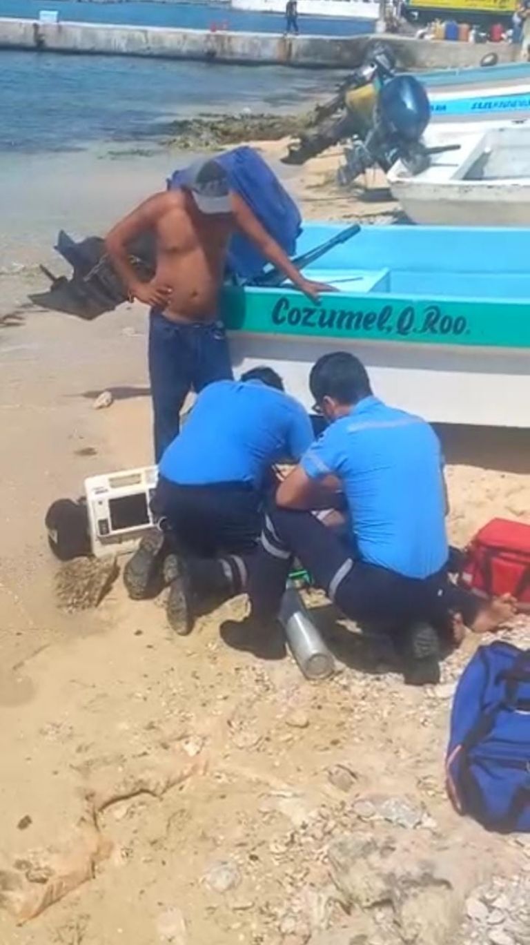 Salvan a un joven ebrio de morir ahogado en playas de Cozumel: FOTOS |  PorEsto