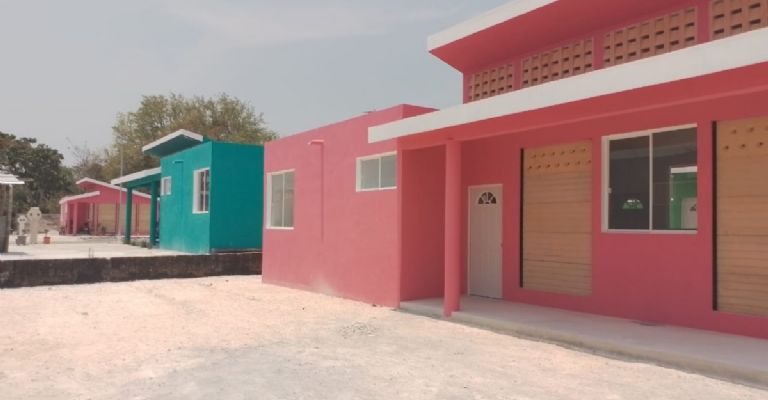 Tren Maya: Fonatur entrega 52 viviendas a familias reubicadas en Escárcega  | PorEsto