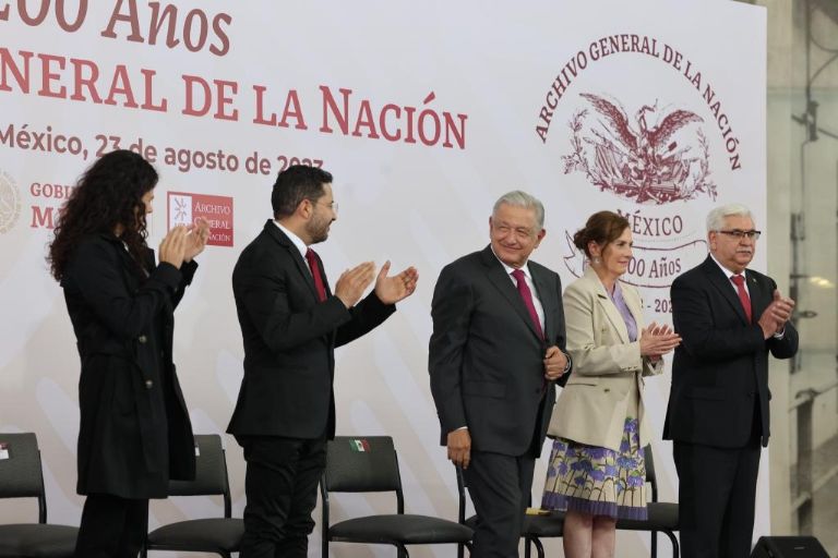 Amlo Devela Billete De Lotería Conmemorativo De Los 200 Años Del Archivo General De La Nación 